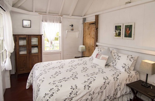 Windward Side Cottage | Historic Saban cottage in Windwardside, all amenities only a 2 minute walk away!