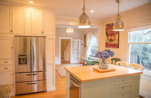 St. Helena House | Historic Saint Helena farm house one block from Main Street