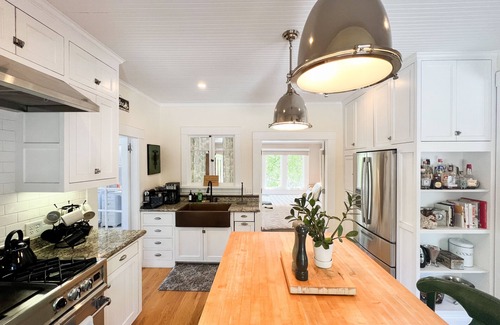 St. Helena House | Historic Saint Helena farm house one block from Main Street