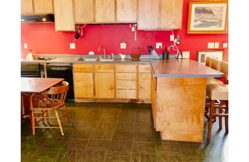 Springfield House | Historic skatepark w/Hot Tub located near Abe Lincoln's home!