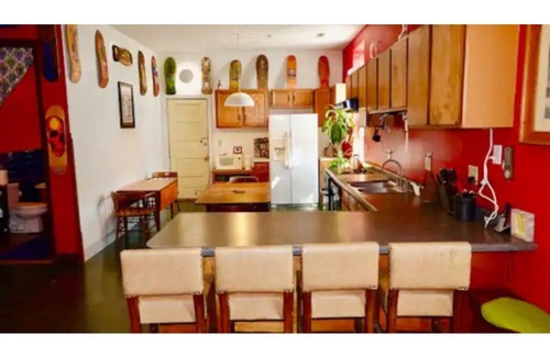 Springfield House | Historic skatepark w/Hot Tub located near Abe Lincoln's home!