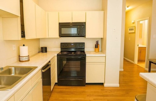 Soulard Apartment | Historic Soulard 2-BR Flat | Balcony, Workspace, Parking – Walk to Market