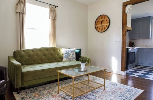 Goode House | Historic Train House: Sauna, Spa shower, gas fireplace, disc golf
