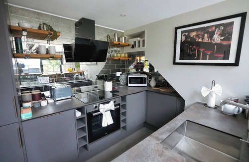 Tring House | Historic Tring 2 Story Flat on High Street