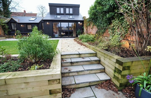 Tring House | Historic Tring 2 Story Flat on High Street
