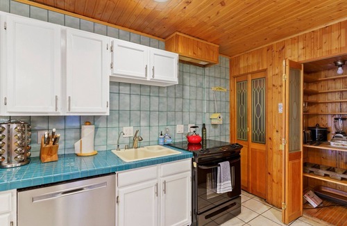 Idaho Springs Apartment | Historic Victorian - 2 Bedroom Home with Parking off Main Street