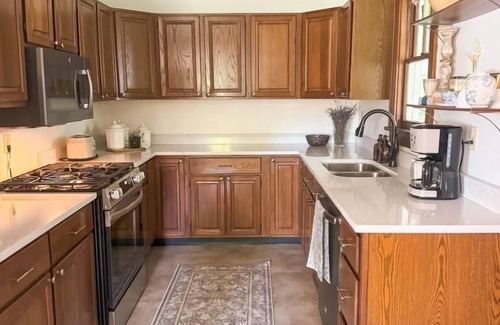 Eureka House | Historic Victorian Charm 5 bedroom 2 Bath. EV Charging