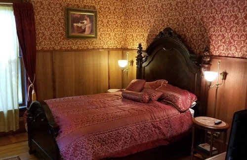 Folsom's Addition Bed & Breakfast | Historic Victorian Inn (1st/2nd Floors) 5bed 5bath