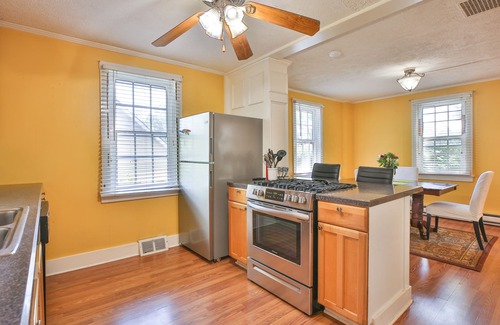 Leesburg House | Historic Waterford House - King Bed Walk To Winery