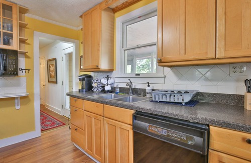 Leesburg House | Historic Waterford House - King Bed Walk To Winery