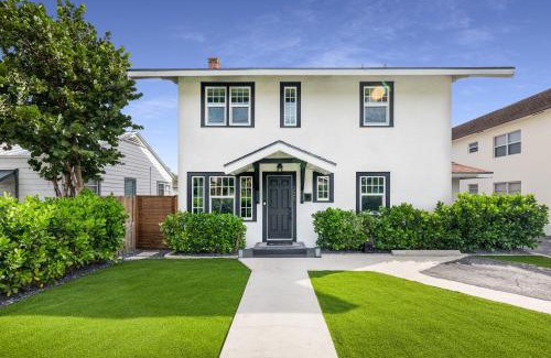 Lake Worth Villa | Historic Waterfront estate With Yard & Modern Kitchen