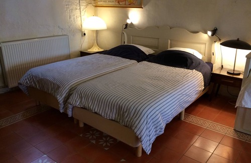 Utrecht City Center Bed & Breakfast | Historic Wharf apartment on the canal in the city center