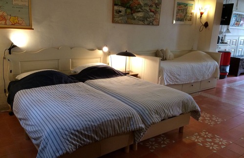 Utrecht City Center Bed & Breakfast | Historic Wharf apartment on the canal in the city center