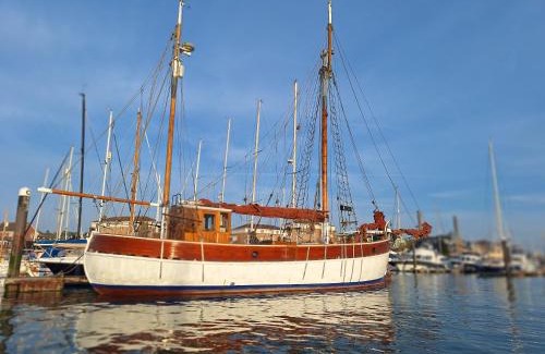East Cowes Boat Rental | Historic Wooden Ship 'Ursula'