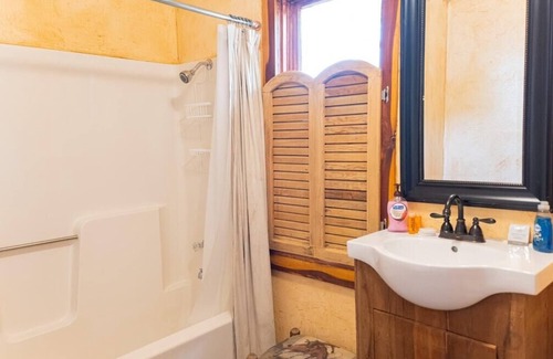 Satin Hostel | Historic Yellow Hotel, Private Romantic Getaway