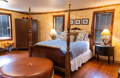 Satin Hostel | Historic Yellow Hotel, Private Romantic Getaway
