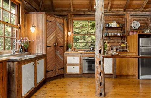 Barrengarry Cabin | Historical 150 year old Timber Cabin at Kangaroo Valley