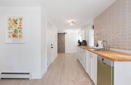 Grandview-Woodland House | Historical gem suite 2 queen beds with spa-Like bathroom & garden patio fountain