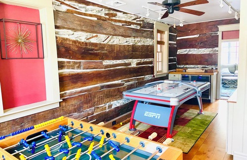 Hummelstown House | Historical Home in downtown Hummelstown close to hershey attractions w/Hot tub