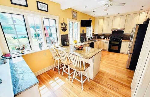 Hummelstown House | Historical Home in downtown Hummelstown close to hershey attractions w/Hot tub