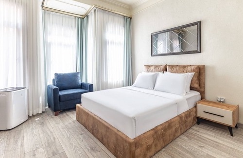 Rasimpasa House | Historical Hotel Room w Garden Near Kadikoy Square