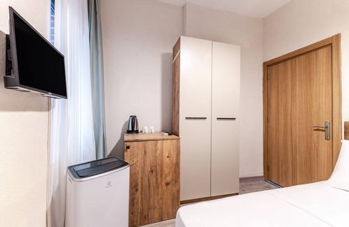 Rasimpasa House | Historical Hotel Room with a Backyard in Kadikoy