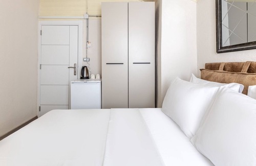 Rasimpasa House | Historical Hotel Room w Chic Garden in Kadikoy