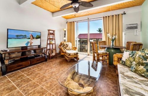 Historic Kailua Village Apartment | Historical Kailua Village, Ocean View, AC, King Bed, Lanai, Pool,