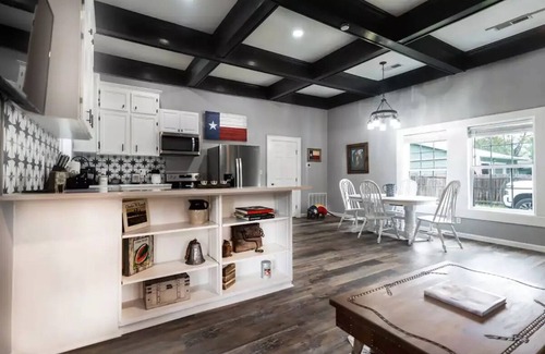Leander House | Historical Leander Lodge: Sleeps 8, 2 Blks to Lake Travis