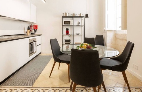Mdina Old City House | Historical Mdina Gem Lux HOME with Rooftop Pool