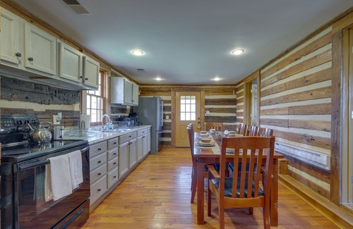 Paris Cabin | Historical Paris Cabin on Farm w/Fire Pit!