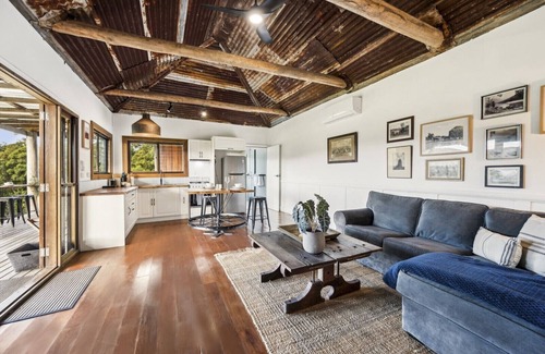 Coramba Apartment | Hitching Rail Hut - Romantic Rural Retreat with Outdoor Bath