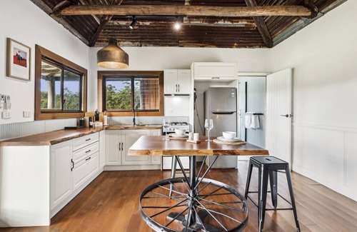 Coramba Apartment | Hitching Rail Hut - Romantic Rural Retreat with Outdoor Bath