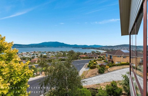 Howrah House | Hobart Panoramic View with Spas - 2 mins from Howrah Beach