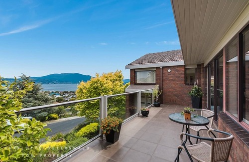 Howrah House | Hobart Panoramic View with Spas - 2 mins from Howrah Beach