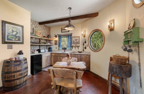 Fredericksburg Cabin | Hobbit House-HotTub-BBQ-Stars-Fredericksburg-Wild