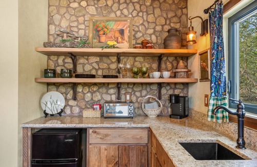Fredericksburg Cabin | Hobbit House-HotTub-BBQ-Stars-Fredericksburg-Wild