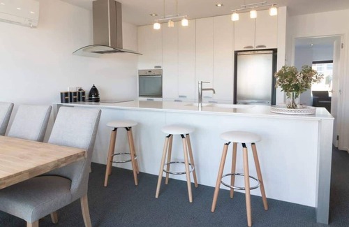 New Plymouth Apartment | Hobson Hot Spot - enjoy stunning sea views