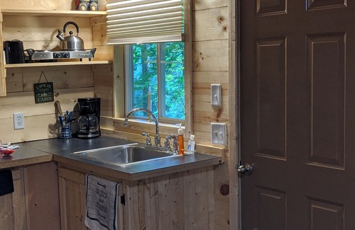 McArthur Cabin | Hocking Hills,Cozy Secluded Cabin,Minutes to Caves/WiFi/Pet Friendly!