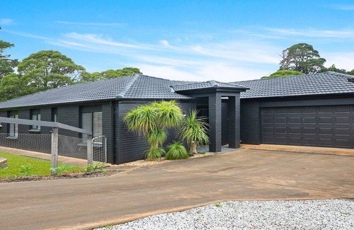 Robertson House | Hoddle Lane – rural views, fireplace and air conditioning