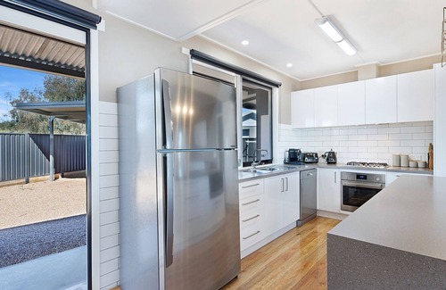 Yarrawonga House | Hogan's Lakehouse overlooking Lake Mulwa pet friendly.