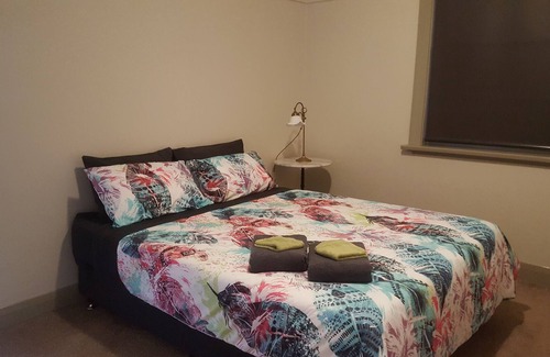 Flora Hill House | HogmortHomes 4BR 2km CBD Family & Pet Friendly