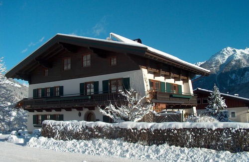 Schonbach Apartment | Holiday accommodation with balcony