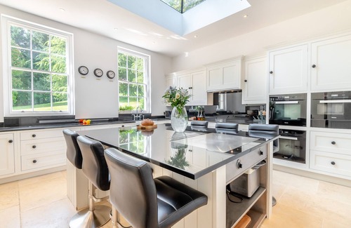 Inchbrook House | Holcombe House - Five Bedroom House, Sleeps 11