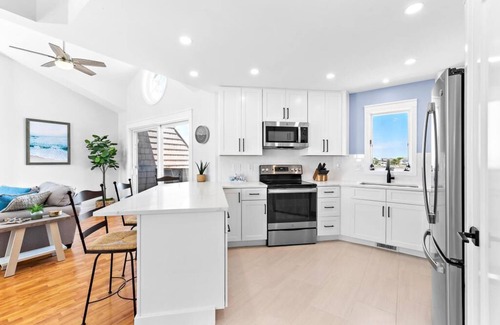 Holgate House | Holgate LBI Direct Bayfront 3 Bedroom Townhome with Pool