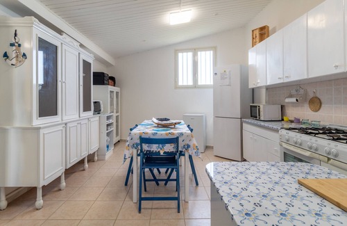 Portopalo di Capo Passero House | Holiday Home 'Loft Le Palme' with Private Terrace, Wi-Fi and Air Conditioning