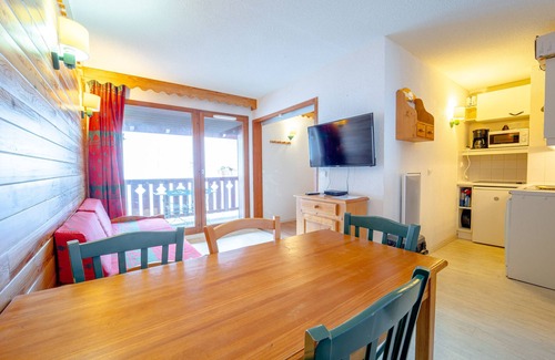 Saint-Francois-Longchamp Apartment | Holiday Apartment "Sfl 1 Couchages" with Balcony, Shared Pool & Wi-Fi