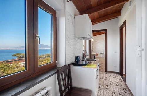 Monte Chiaro House | Holiday Home 'Monolocale Con Vista Mare' with Sea View, Wi-Fi and Air Conditioning