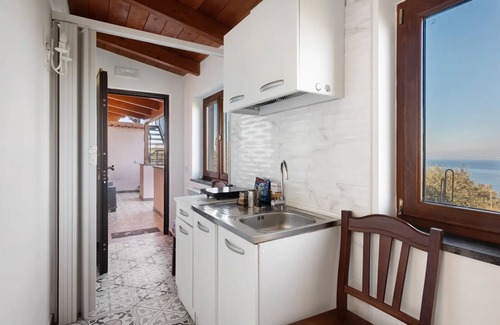Monte Chiaro House | Holiday Home 'Monolocale Con Vista Mare' with Sea View, Wi-Fi and Air Conditioning
