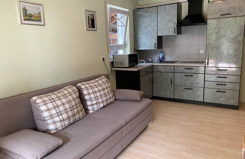 Unteruhldingen Apartment | Holiday Apartment 'Jacqueline' with Private Terrace, Shared Garden and Wi-Fi